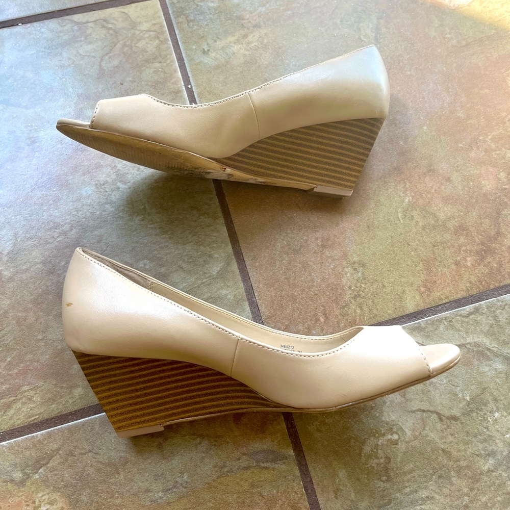 Size 7 women’s Calvin Klein nude wedges